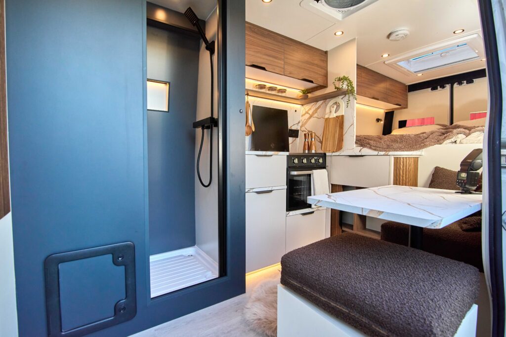 MAN TGE - Shower/kitchen