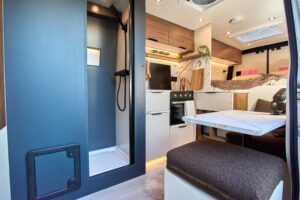 MAN TGE - Kitchen and shower