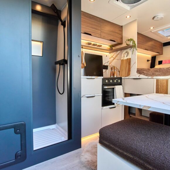 MAN TGE - Kitchen and shower