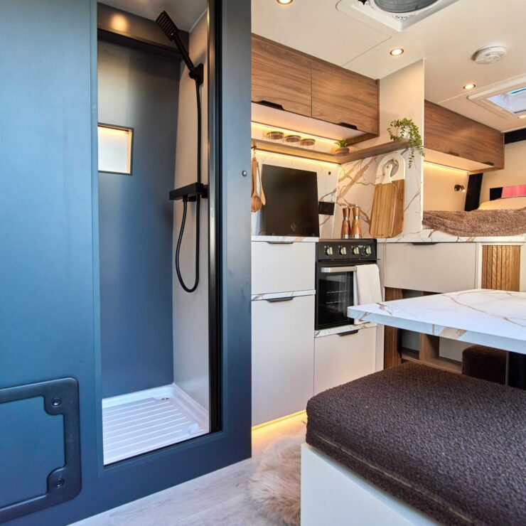 MAN TGE - Kitchen and shower